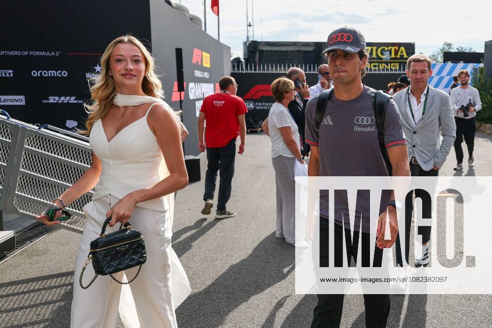 Gabriel Bortoleto (Revolut Audi 5) und Partnerin Isabella Bernardini kommen am Paddock an, 3 Freies Training, Grosser Preis von Italien, Motorsport, Herren, Formel 1, 05.09.2026 Monza Lombardei Italien