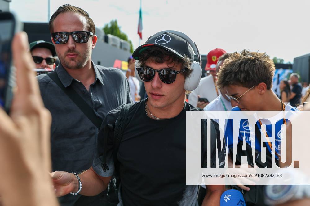 Kimi Antonelli (Mercedes-AMG Petronas 12) kommt am Paddock an und wird von Fans umringelt, 3 Freies Training, Grosser Preis von Italien, Motorsport, Herren, Formel 1, 05.09.2026 Monza Lombardei Italien
