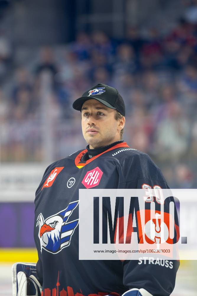 (Mannheim, Germany, 26 09 04) CHL (Champions Hockey League) 2026 27, Match day one: Adler Mannheim (Germany) vs. Växjö Lakers (Sweden) Jake Hildebrand (30, Mannheim) before the game Mannheim Baden-Wurttemberg Germany