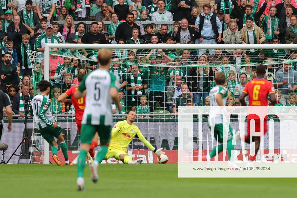 GER, Fussball, 1.FBL Männer, 2. Spieltag, Saison2026 2027, SV Werder Bremen vs. RB Leipzig Tor zum 1:0. Torschütze Torschuetze Eren Dinkci Eren Dinkci (SV Werder Bremen 18) trifft zum 1:0 ins Tor von Torwart Maarten Vandevoordt (RB Leipzig 26) Bremen Weserstadion Bremen Germany