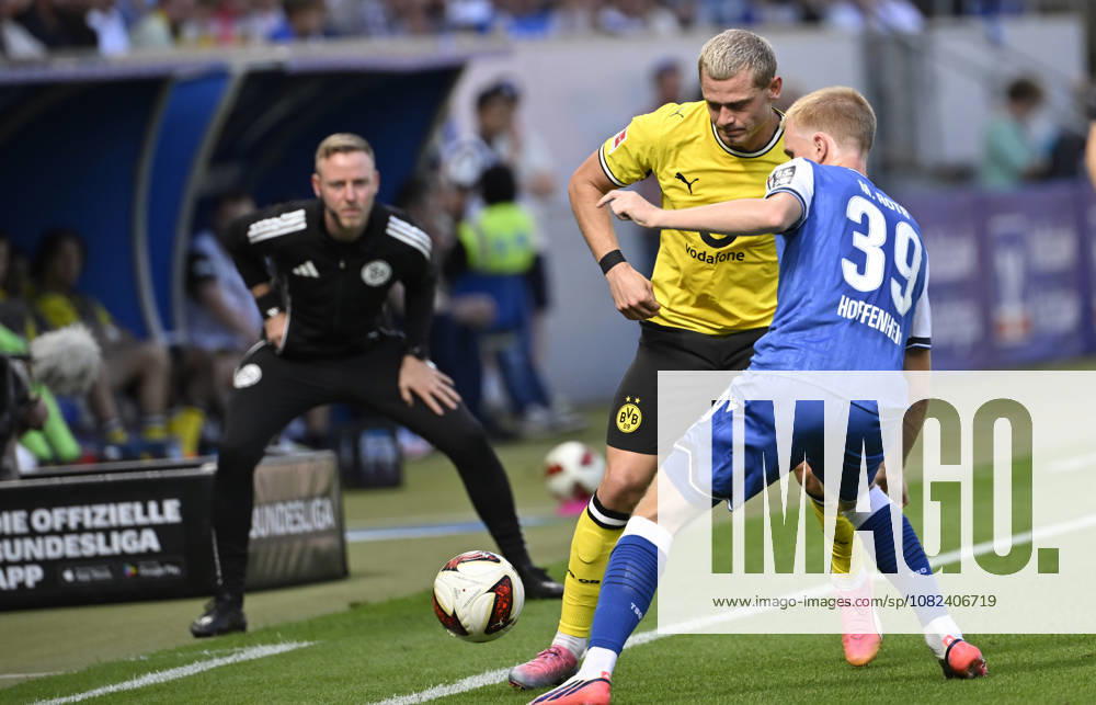 Zweikampf, Aktion Mats Rots TSG 1899 Hoffenheim (39) gegen Julian Ryerson Borussia Dortmund BVB (26) Vierter Offizieller Schiedsrichter Referee Lars Erbst TSG 1899 Hoffenheim vs Borussia Dortmund BVB 05.09.2026 DFL REGULATIONS PROHIBIT ANY USE OF PHOTOGRAPHS AS IMAGE SEQUENCES AND OR QUASI-VIDEO TSG 1899 Hoffenheim vs Borussia Dortmund BVB