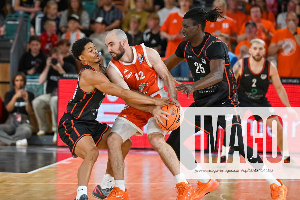 Tommy Kuse (RASTA Vechta, 12) am Ball gegen Miley Curey (Bakken Bears, 20) und Shaquille Rombey (Bakken Bears, 25) RASTA Vechta vs. Bakken Bears, Testspiel, Saison 2026 2027, 05.09.2026, RASTA Vechta vs. Bakken Bears, Testspiel, Saison 2026 2027, 05.09.2026 Vechta