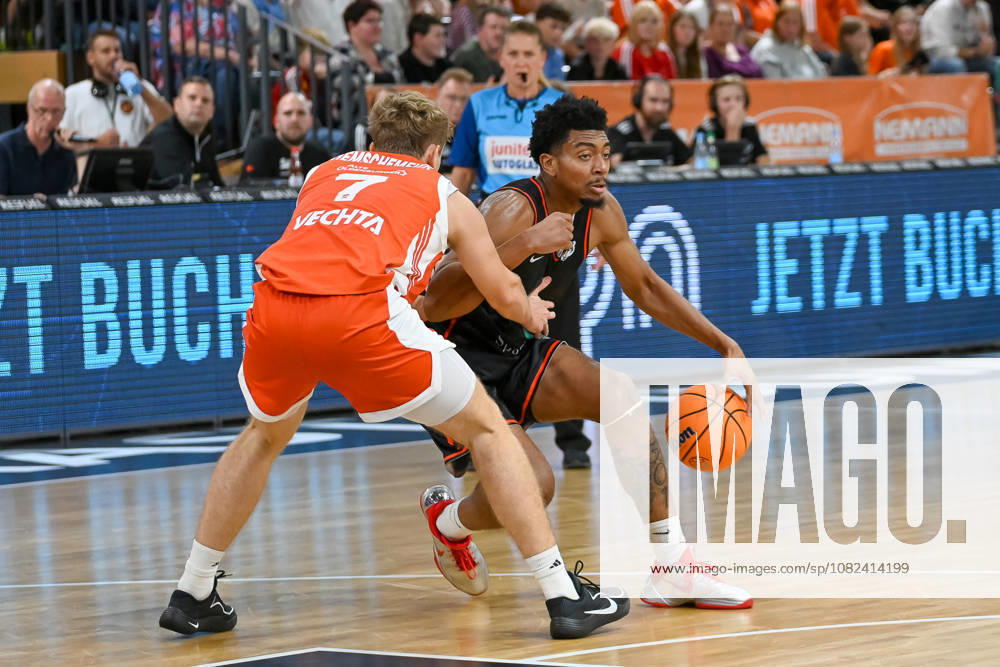 Quinton MIncey (Bakken Bears, 03) am Ball gegen Peter Hemschemeier (RASTA Vechta, 07) RASTA Vechta vs. Bakken Bears, Testspiel, Saison 2026 2027, 05.09.2026, RASTA Vechta vs. Bakken Bears, Testspiel, Saison 2026 2027, 05.09.2026 Vechta