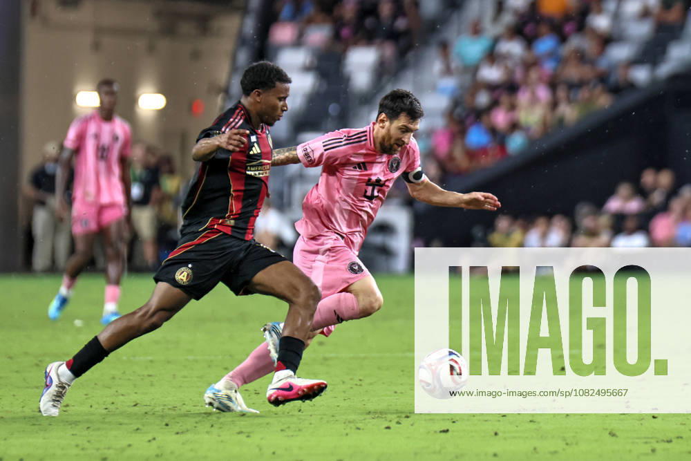 LIONEL MESSI (10) of Inter Miami CF and MAURICIO AMARO (14) of the Atlanta United battle for a ball during a Major League soccer match between Inter Miami CF and Atlanta United FC Miami USA - ZUMAa257 20260905_zsp_a257_040