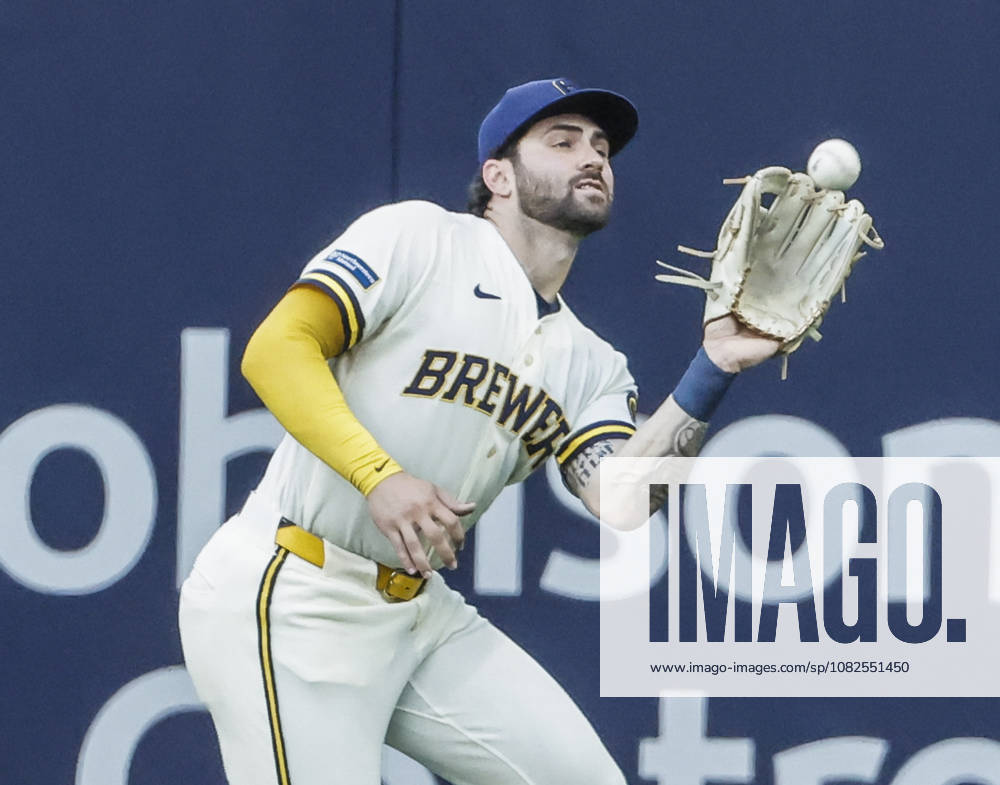 Milwaukee Brewers center fielder Garrett Mitchell catches a fly ball hit by Chicago Cubs first baseman BJ Murray Jr. in the third inning of the MLB, Baseball Herren, USA game between the Chicago Cubs and the Milwaukee Brewers at American Family Field in Milwaukee, Wisconsin on Monday, September 7, 2026. MIL20260907807 TANNENxMAURY