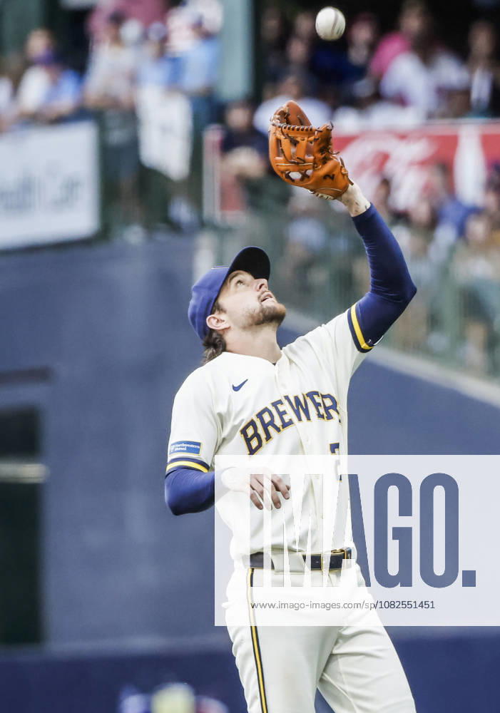 Milwaukee Brewers second baseman Brice Turang catches a fly ball hit by Chicago Cubs second baseman Pedro Ramirez in the third inning of the MLB, Baseball Herren, USA game between the Chicago Cubs and the Milwaukee Brewers at American Family Field in Milwaukee, Wisconsin on Monday, September 7, 2026. MIL20260907808 TANNENxMAURY