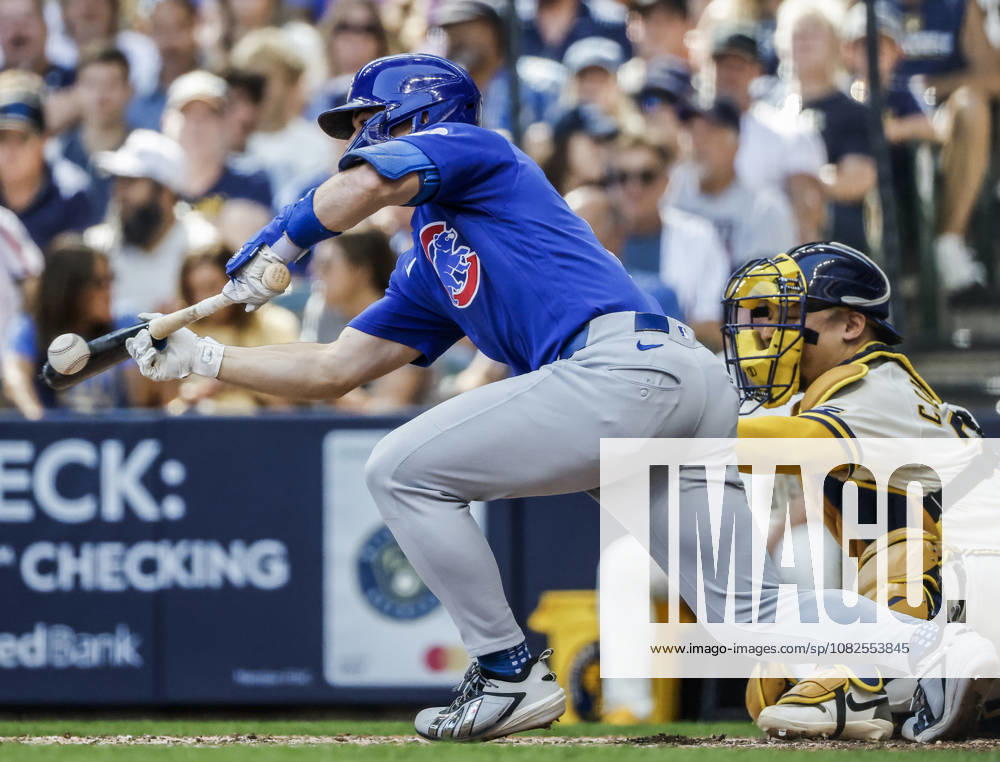 Chicago Cubs right fielder Matt Shaw lays down a bunt in the sixth inning of the MLB, Baseball Herren, USA game between the Chicago Cubs and the Milwaukee Brewers at American Family Field in Milwaukee, Wisconsin on Monday, September 7, 2026. MIL20260907820 TANNENxMAURY