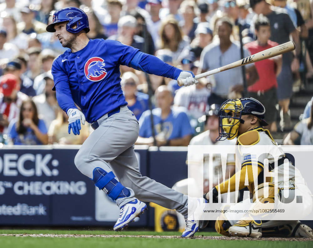 Chicago Cubs third baseman Alex Bregman hits an RBI single in front of Milwaukee Brewers catcher William Contreras in the seventh inning of the MLB, Baseball Herren, USA game between the Chicago Cubs and the Milwaukee Brewers at American Family Field in Milwaukee, Wisconsin on Monday, September 7, 2026. MIL20260907825 TANNENxMAURY