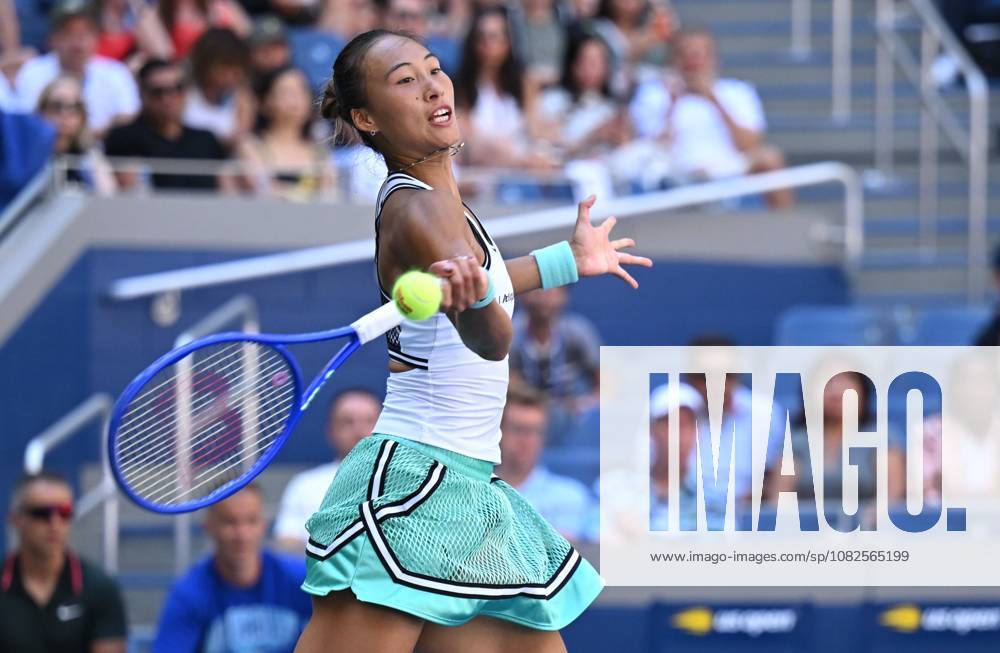 (260908) -- NEW YORK, Sept. 8, 2026 -- Zheng Qinwen hits a return during the women s singles fourth round match betweetn Zheng Qinwen of China and Iga Swiatek of Poland at the 2026 US Open tennis championships in New York, the United States, Sept. 7, 2026. ) (SP)U.S.-NEW YORK-TENNIS-US OPEN-WOMEN S SINGLES LixRui