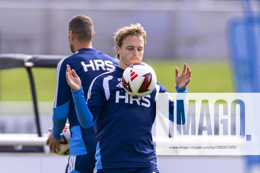 Fussball, Training des FC Schalke 04. Finn Porath (FC Schalke 04) nimmt den Ball an. Gelsenkirchen Trainingsgelände FC Schalke 04 NRW Deutschland xRHR-FOTO YYx