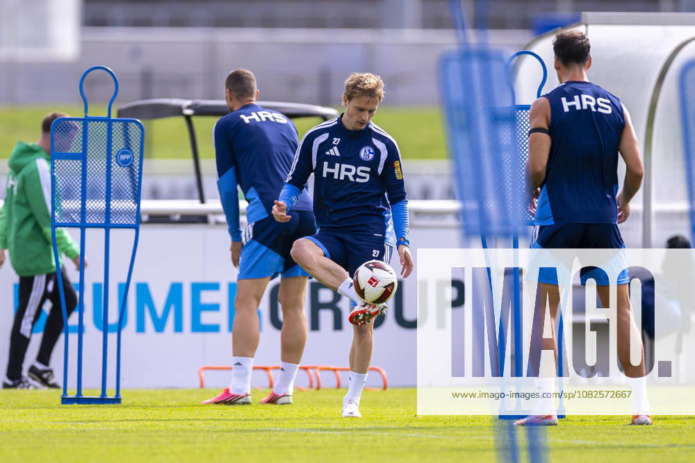 Fussball, Training des FC Schalke 04. Finn Porath (FC Schalke 04). Gelsenkirchen Trainingsgelände FC Schalke 04 NRW Deutschland xRHR-FOTO YYx