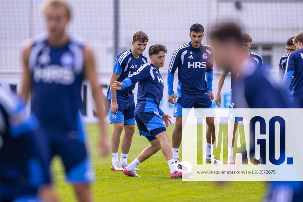 Fussball, Training des FC Schalke 04. Soufiane El-Faouzi (FC Schalke 04). Gelsenkirchen Trainingsgelände FC Schalke 04 NRW Deutschland xRHR-FOTO YYx