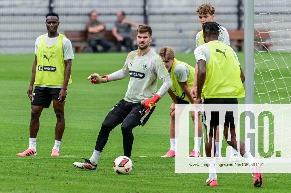 Ben Voll ( Pauli ) am Ball Deutschland , Hamburg , Trainingsgelände an der Kollaustrasse , Fussball , 2. Bundesliga , FC St Pauli