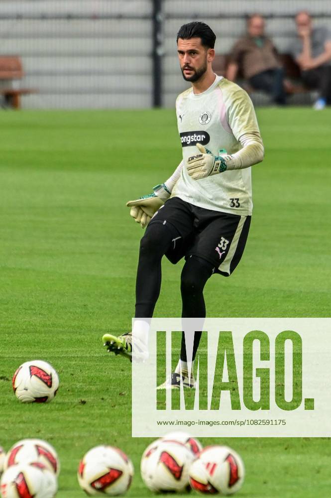 Dimitar Mitov ( Pauli ) am Ball Deutschland , Hamburg , Trainingsgelände an der Kollaustrasse , Fussball , 2. Bundesliga , FC St Pauli