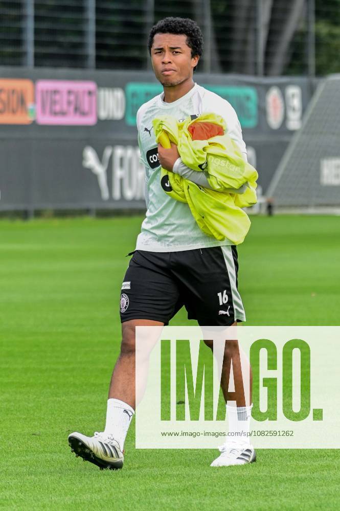 Joel Chima Fujita ( Pauli ) geht vom Platz Deutschland , Hamburg , Trainingsgelände an der Kollaustrasse , Fussball , 2. Bundesliga , FC St Pauli