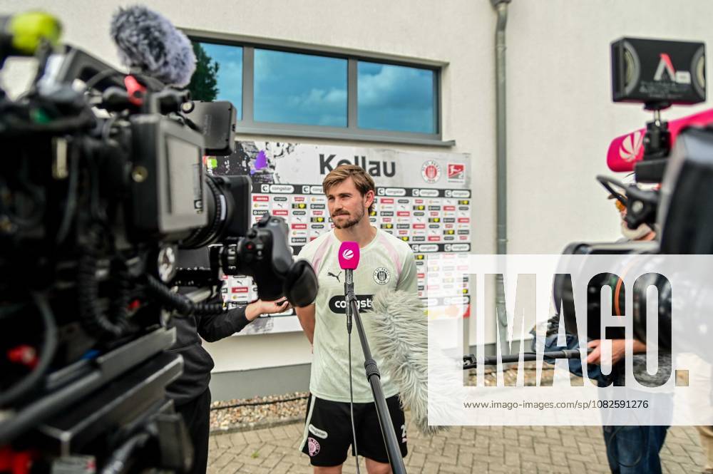 Connor Metcalfe ( Pauli ) im Interview Deutschland , Hamburg , Trainingsgelände an der Kollaustrasse , Fussball , 2. Bundesliga , FC St Pauli