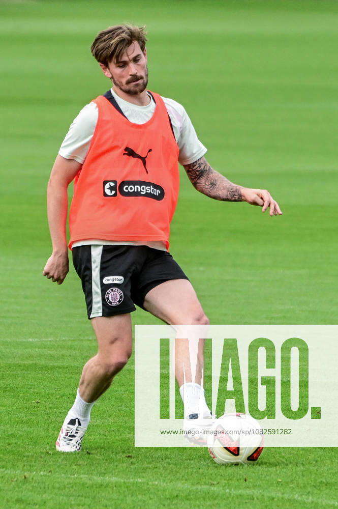 Connor Metcalfe ( Pauli ) am Ball Deutschland , Hamburg , Trainingsgelände an der Kollaustrasse , Fussball , 2. Bundesliga , FC St Pauli