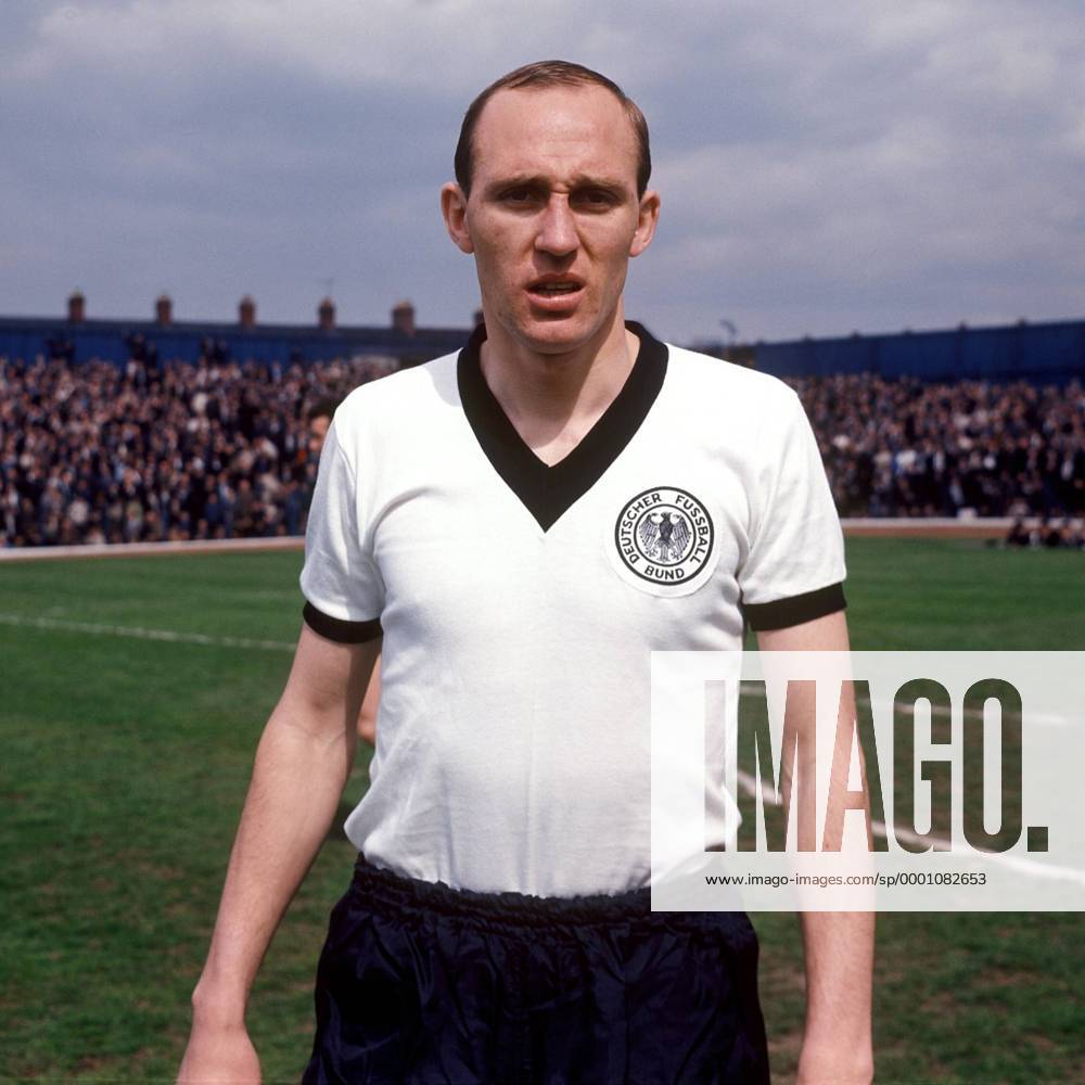 Willi Schulz (BR Deutschland) Fußball WM Herren DEUTSCHSPRACHIGE SPORTZEITSCHRIFTEN UND -ZEITUNGEN NUR NACH RÜCKSPRACHE, Weltmeisterschaft 1966 Einzelbild Birmingham