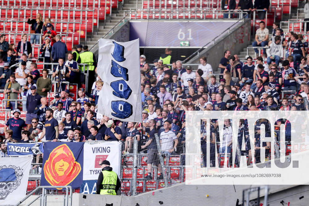 Stuttgart , Fußball UEFA Champions League VfB Stuttgart vs. Viking Stavanger , der Fanblock von Stavanger