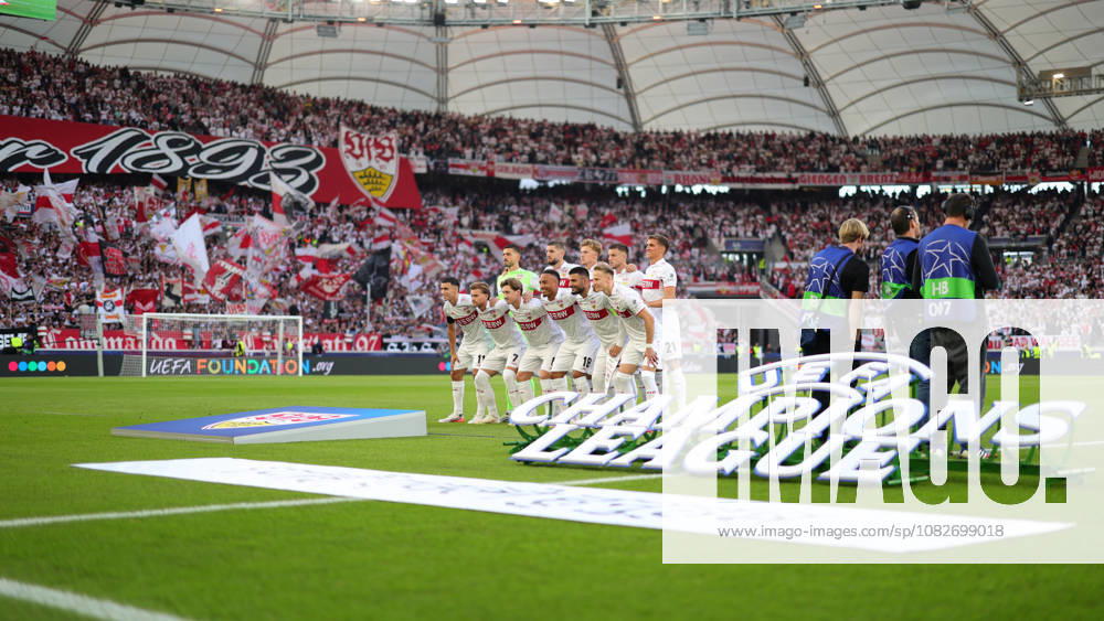 Stuttgart , Fußball UEFA Champions League VfB Stuttgart vs. Viking Stavanger , die Mannschaft des VfB vor dem Champions-League Logo