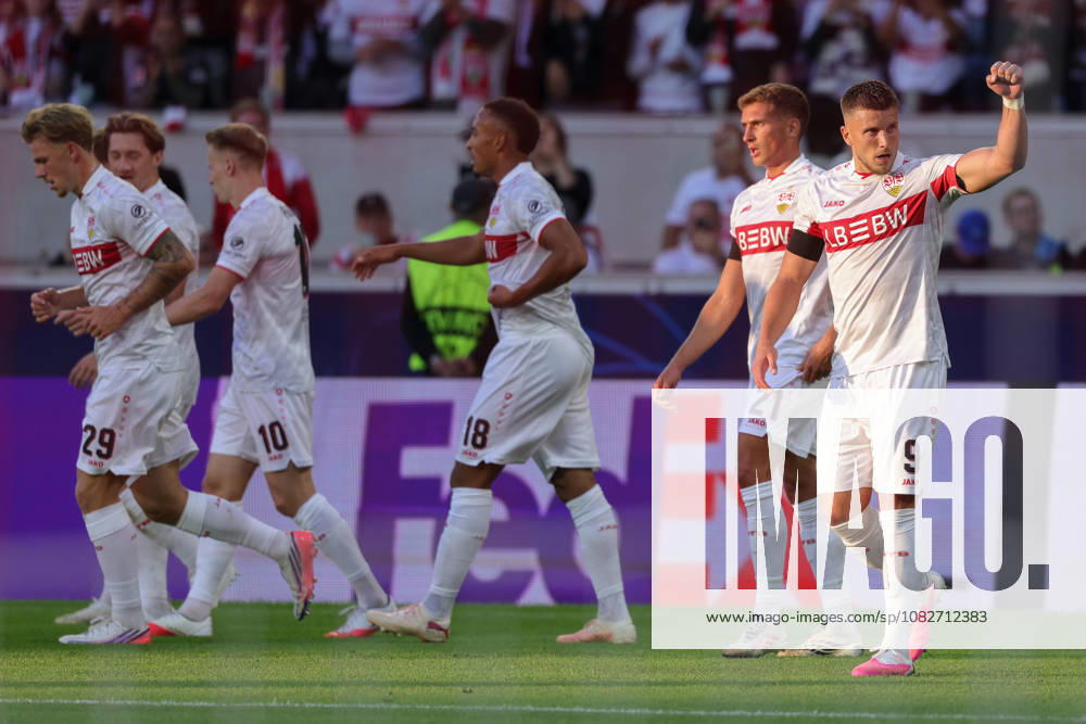 Stuttgart , Fußball UEFA Champions League VfB Stuttgart vs. Viking Stavanger ,Torjubel bei Ermedin Demirovic (VfB) und den Spielern des VfB nach dem Tor zum 2:1