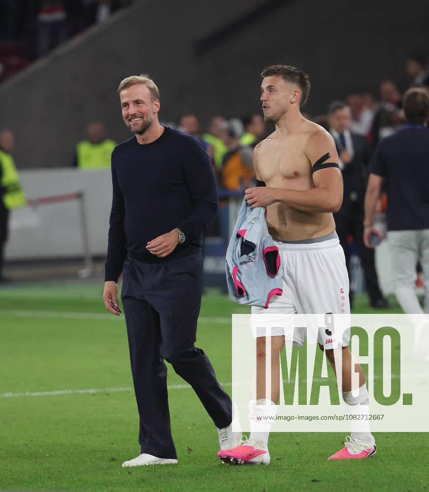 Stuttgart , Fußball UEFA Champions League VfB Stuttgart vs. Viking Stavanger , von links: Trainer Sebastian Hoeneß Ermedin Demirovic ( VfB )