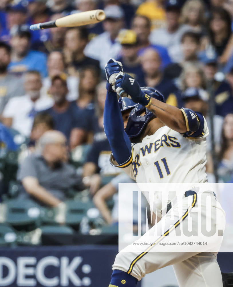 Milwaukee Brewers left fielder Jackson Chourio breaks his bat as her hits a single in the first inning of the MLB, Baseball Herren, USA game between the Chicago Cubs and the Milwaukee Brewers at American Family Field in Milwaukee, Wisconsin on Wednesday, September 9, 2026. MIL20260909804 TANNENxMAURY