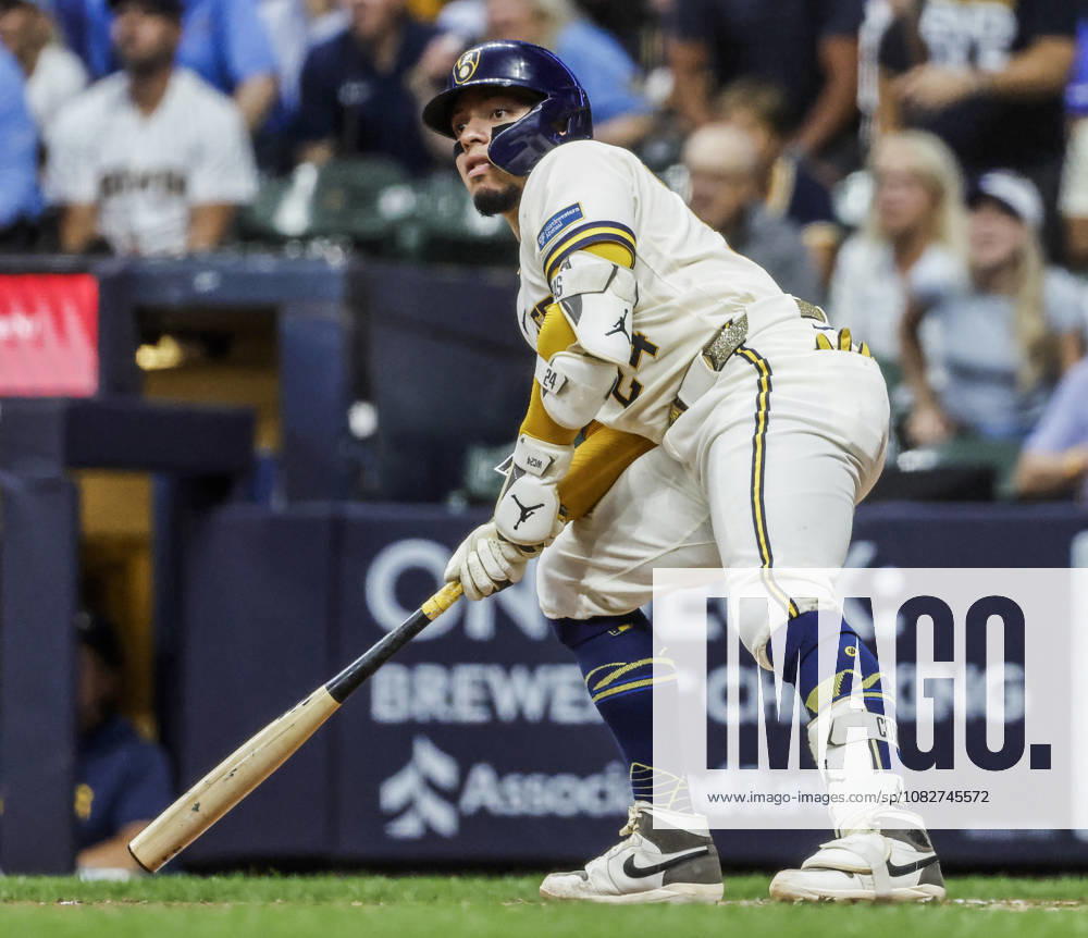 Milwaukee Brewers catcher William Contreras pauses to watch the ball he hit for a two RBI home run in the second inning of the MLB, Baseball Herren, USA game between the Chicago Cubs and the Milwaukee Brewers at American Family Field in Milwaukee, Wisconsin on Wednesday, September 9, 2026. MIL20260909814 TANNENxMAURY