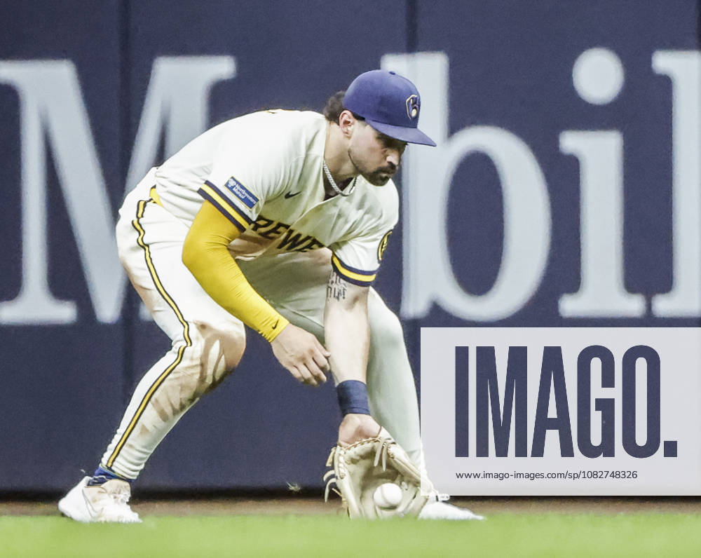 Milwaukee Brewers center fielder Garrett Mitchell fields a ball hit for a single by Chicago Cubs center fielder Pete Crow-Armstrong in the fourth inning of the MLB, Baseball Herren, USA game between the Chicago Cubs and the Milwaukee Brewers at American Family Field in Milwaukee, Wisconsin on Wednesday, September 9, 2026. MIL20260909820 TANNENxMAURY