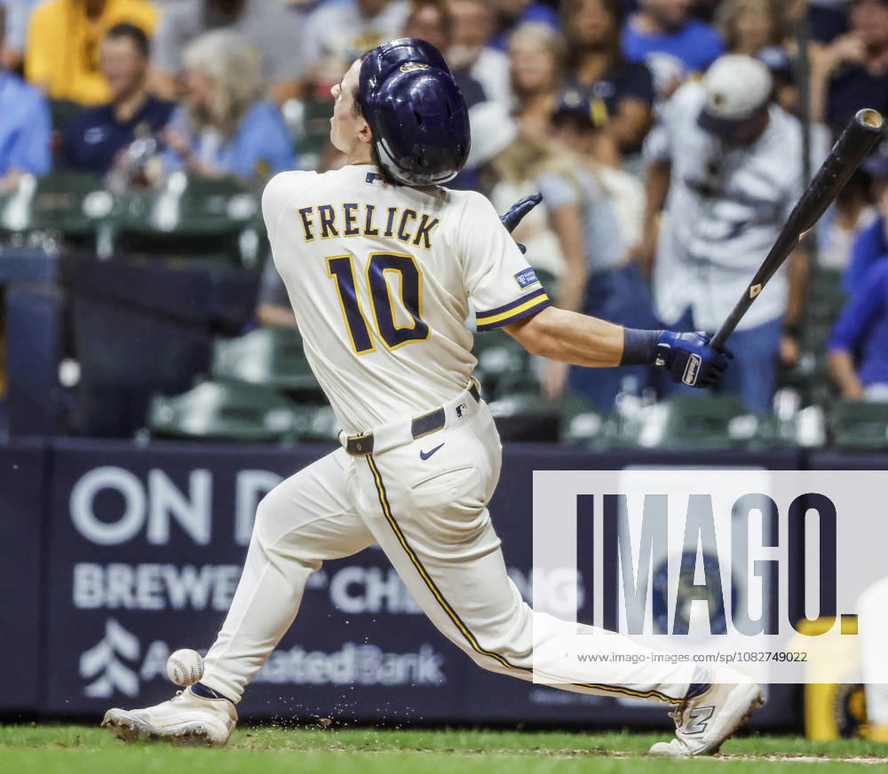 Milwaukee Brewers right fielder Sal Frelick fouls a ball off his ankle inning of the MLB, Baseball Herren, USA game between the Chicago Cubs and the Milwaukee Brewers at American Family Field in Milwaukee, Wisconsin on Wednesday, September 9, 2026. MIL20260909821 TANNENxMAURY