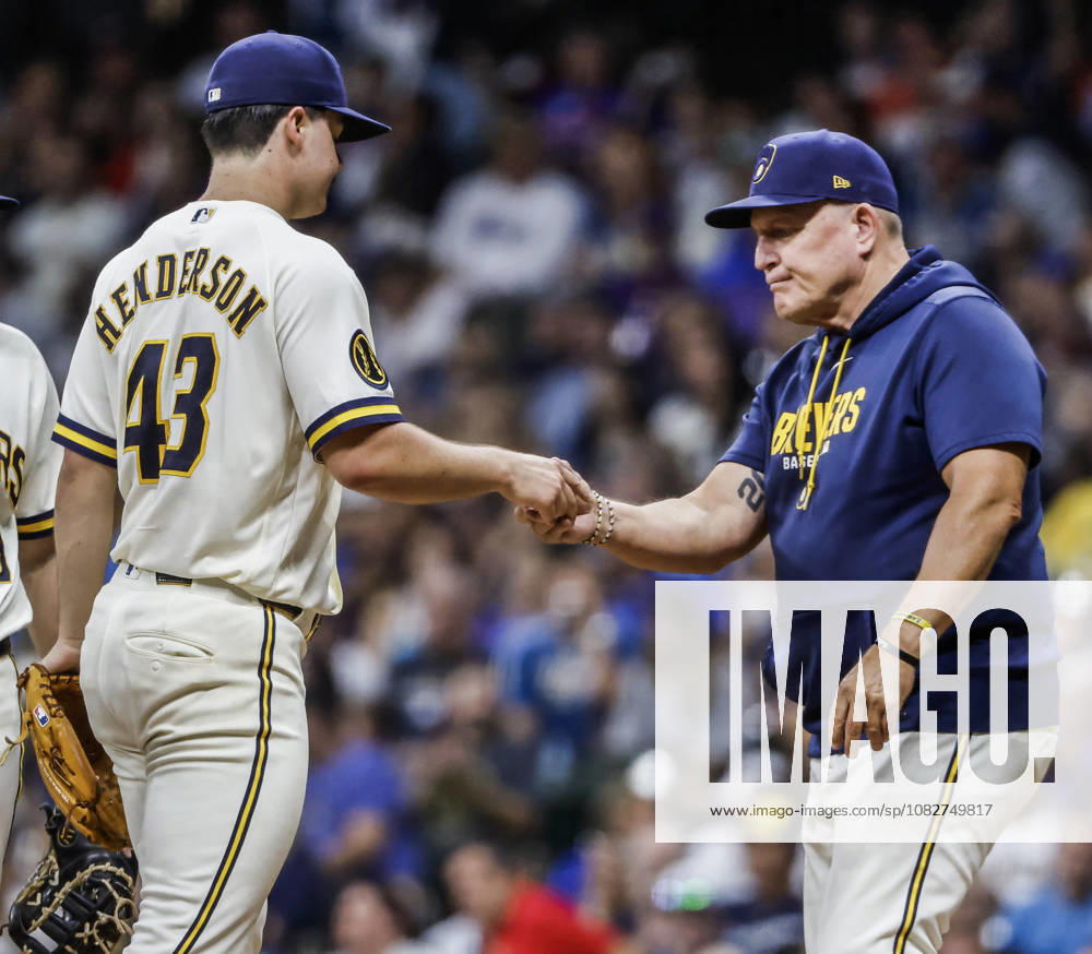 Milwaukee Brewers manager Pat Murphy (R) pulls Milwaukee Brewers starting pitcher Logan Henderson from the game in the sixth inning of the MLB, Baseball Herren, USA game between the Chicago Cubs and the Milwaukee Brewers at American Family Field in Milwaukee, Wisconsin on Wednesday, September 9, 2026. MIL20260909824 TANNENxMAURY