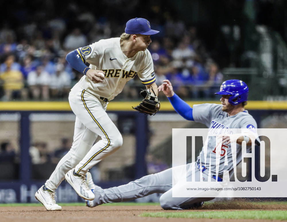 Milwaukee Brewers shortstop Cooper Pratt forces out Chicago Cubs catcher Carson Kelly on a single hit by Chicago Cubs center fielder Pete Crow-Armstrong in the sixth inning of the MLB, Baseball Herren, USA game between the Chicago Cubs and the Milwaukee Brewers at American Family Field in Milwaukee, Wisconsin on Wednesday, September 9, 2026. MIL20260909826 TANNENxMAURY