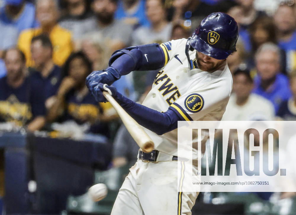 Milwaukee Brewers second baseman Brice Turang hits a ground ball in the sixth inning of the MLB, Baseball Herren, USA game between the Chicago Cubs and the Milwaukee Brewers at American Family Field in Milwaukee, Wisconsin on Wednesday, September 9, 2026. Turang advanced to third base on a throwing error. MIL20260909829 TANNENxMAURY