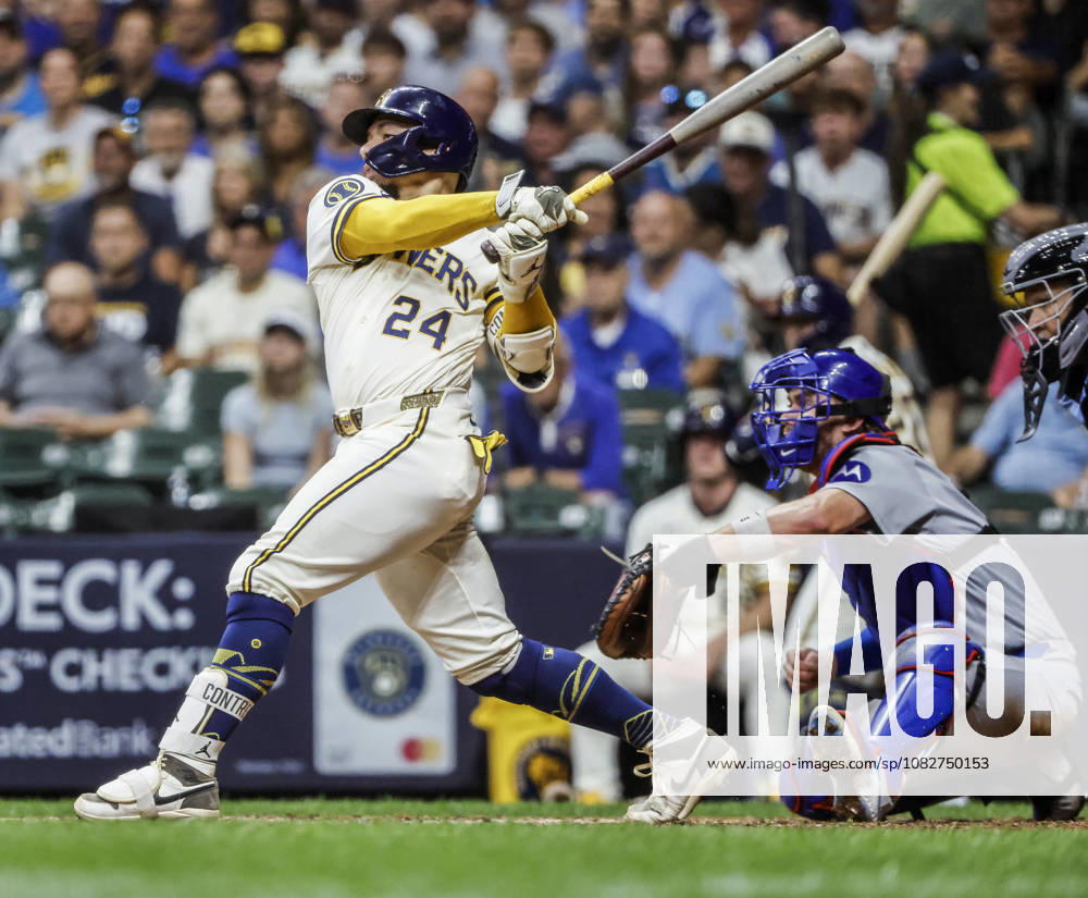 Milwaukee Brewers catcher William Contreras hits a single in front of Chicago Cubs catcher Carson Kelly in the sixth inning of the MLB, Baseball Herren, USA game between the Chicago Cubs and the Milwaukee Brewers at American Family Field in Milwaukee, Wisconsin on Wednesday, September 9, 2026. MIL20260909830 TANNENxMAURY