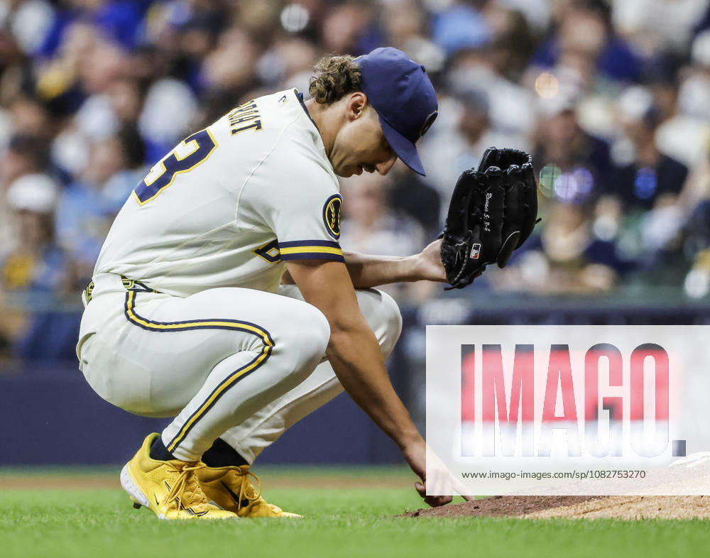 Milwaukee Brewers relief Brandon Sproat draws in the dirt with his finger before throwing in the eighth inning of the MLB, Baseball Herren, USA game between the Chicago Cubs and the Milwaukee Brewers at American Family Field in Milwaukee, Wisconsin on Wednesday, September 9, 2026. The Brewers defeated the Cubs 8-6 to sweep the three game series. MIL20260909832 TANNENxMAURY