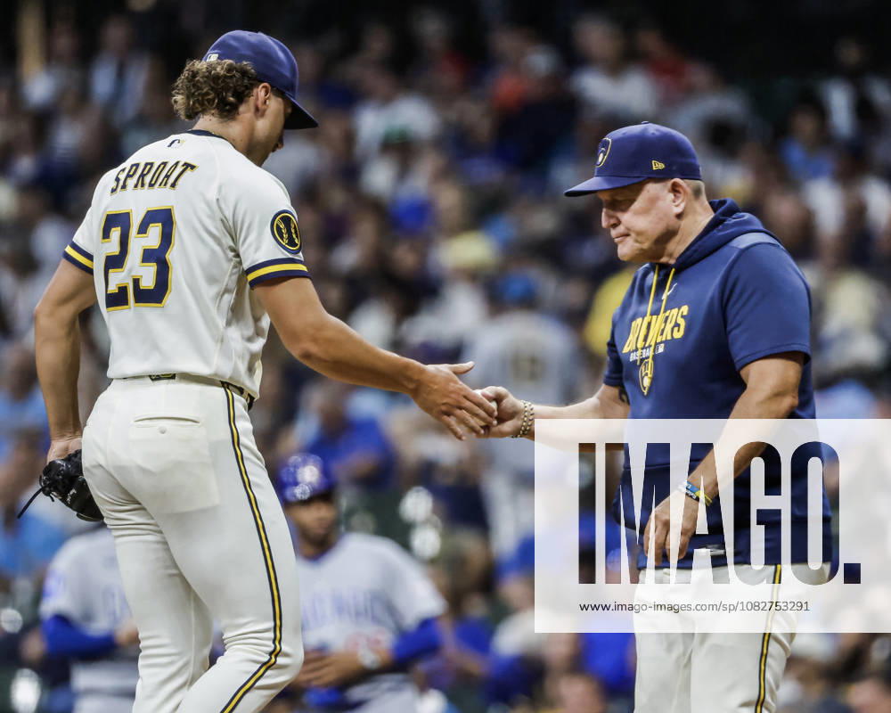 Milwaukee Brewers manager Pat Murphy (R) pulls Milwaukee Brewers relief pitcher Brandon Sproat in the ninth inning of the MLB, Baseball Herren, USA game between the Chicago Cubs and the Milwaukee Brewers at American Family Field in Milwaukee, Wisconsin on Wednesday, September 9, 2026. The Brewers defeated the Cubs 8-6 to sweep the three game series. MIL20260909836 TANNENxMAURY