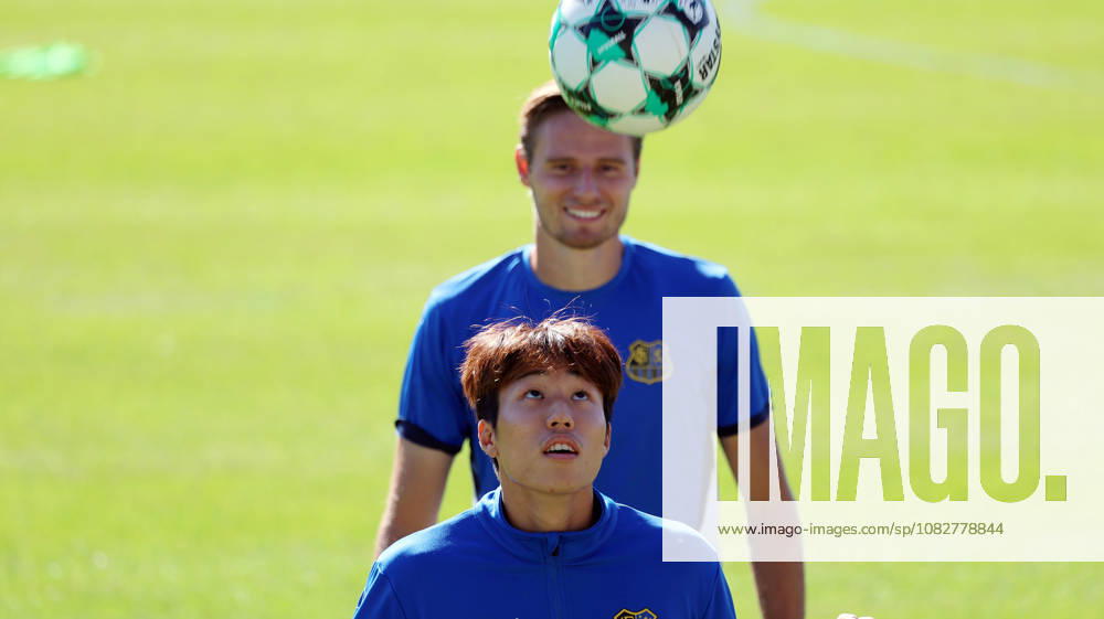 Fussball 3.Liga, 1.FC Saarbruecken - Training v.l. Seung-joon Lee (1.FC Saarbruecken) Saarbruecken