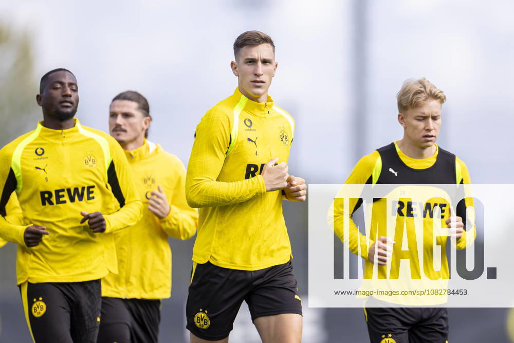 Fussball, Training von Borussia Dortmund. v. l. Serhou Guirassy (Borussia Dortmund), Marcel Sabitzer (Borussia Dortmund), Nico Schlotterbeck (Borussia Dortmund), Daniel Svensson (Borussia Dortmund). Dortmund Trainingsgelände des BVB NRW Deutschland xRHR-FOTO DEx