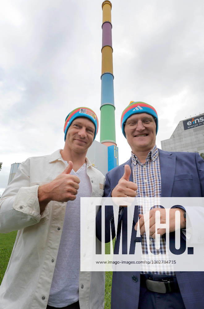 Francesco Friedrich bei eins- energie 10.09.2026, Chemnitz, Dammweg, eins energie Francesco Friedrich, der erfolgreichste Bobpilot aller Zeiten, ist zu Gast bei eins energie in Chemnitz am bunten Schornstein. Der seit 2018 bestehende Sponsoring- Vertrag soll erneut verlängert werden. Neben Francesco Friedrich ist auch Roland Warner, Voesitzender der eins- Geschäftsführung, anwesend. Im Rahmen der Sponsoring- Verlängerung wurde an Francesco Friedrich eine Lizenz für eine Mütze mit den Farben des Schornsteins übergeben. Es werden 1500 Stück hergestellt und über Friedrichs Fanshop vertrieben. Seine Bob- Mannschaft wird die Mütze bei Wettkämpfen tragen. Francesco Friedrich übergab Roland Warner eine Mütze als Geschenk. vlnr: Francesco Friedrich und Roland Warner Chemnitz Sachsen BRD
