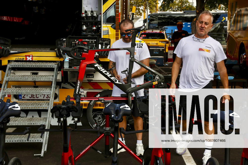 La 18ª etapa de La Vuelta sale este jueves desde El Puerto de Santa María y concluye en el Jerez de la Frontera Ciclistas de La Vuelta salen en la etapa de contrarreloj desde la plaza de toros del Puerto de Santa María. A 10 de septiembre de 2026, Cádiz (Andalucía, Espana). La provincia de Cádiz acoge este jueves, 10 de septiembre, la 18ª etapa de La Vuelta Ciclista a Espana, cuya 81ª edición se celebra entre el 22 de agosto y el 13 de septiembre. 10 SEPTIEMBRE 2026 Cadiz (Andalucia) Cadiz (Andalucia) Espana