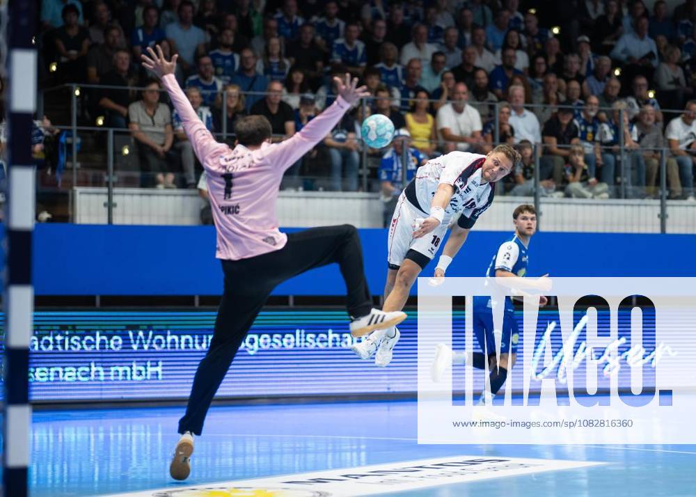 Handball Opel Handball 1. Bundesliga Saison 2026 - 2027 Werner Assmann Halle 4. Spieltag ThSV Eisenach - G BBM Bietigheim im Foto: Torhüter Matija Spikic 1 (ThSV Eisenach) im Zweikampf mit Fabian Wiederstein 18 (SG BBM Bietigheim) ( Deutschland Thueringen Eisenach