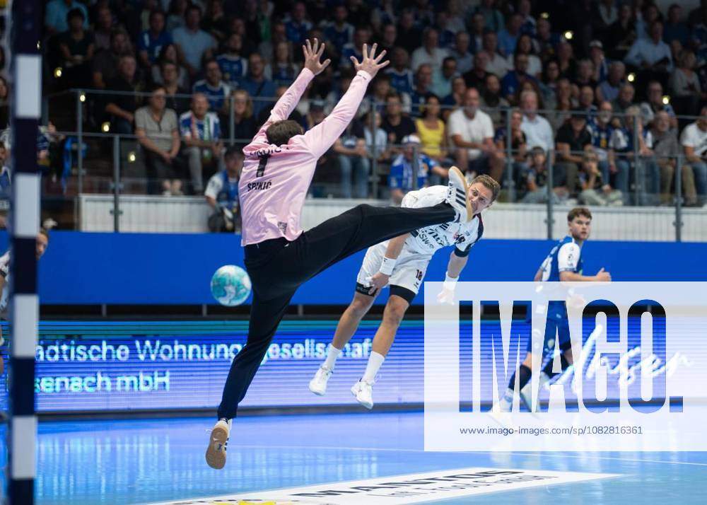 Handball Opel Handball 1. Bundesliga Saison 2026 - 2027 Werner Assmann Halle 4. Spieltag ThSV Eisenach - G BBM Bietigheim im Foto: Torhüter Matija Spikic 1 (ThSV Eisenach) im Zweikampf mit Fabian Wiederstein 18 (SG BBM Bietigheim) ( Deutschland Thueringen Eisenach
