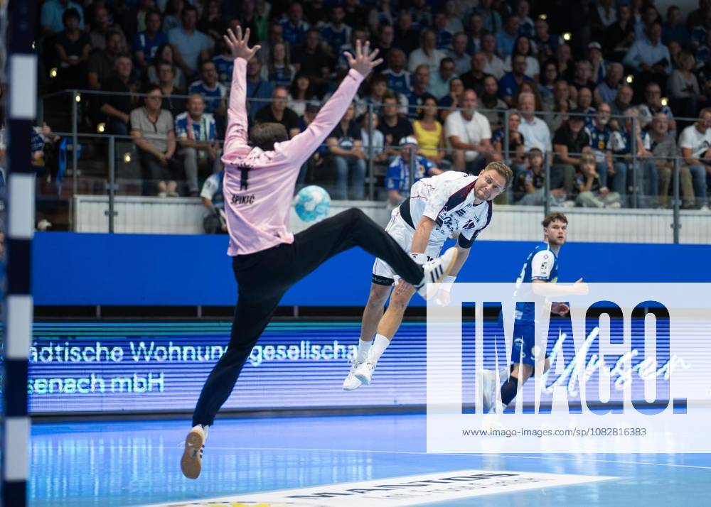 Handball Opel Handball 1. Bundesliga Saison 2026 - 2027 Werner Assmann Halle 4. Spieltag ThSV Eisenach - G BBM Bietigheim im Foto: Torhüter Matija Spikic 1 (ThSV Eisenach) im Zweikampf mit Fabian Wiederstein 18 (SG BBM Bietigheim) ( Deutschland Thueringen Eisenach