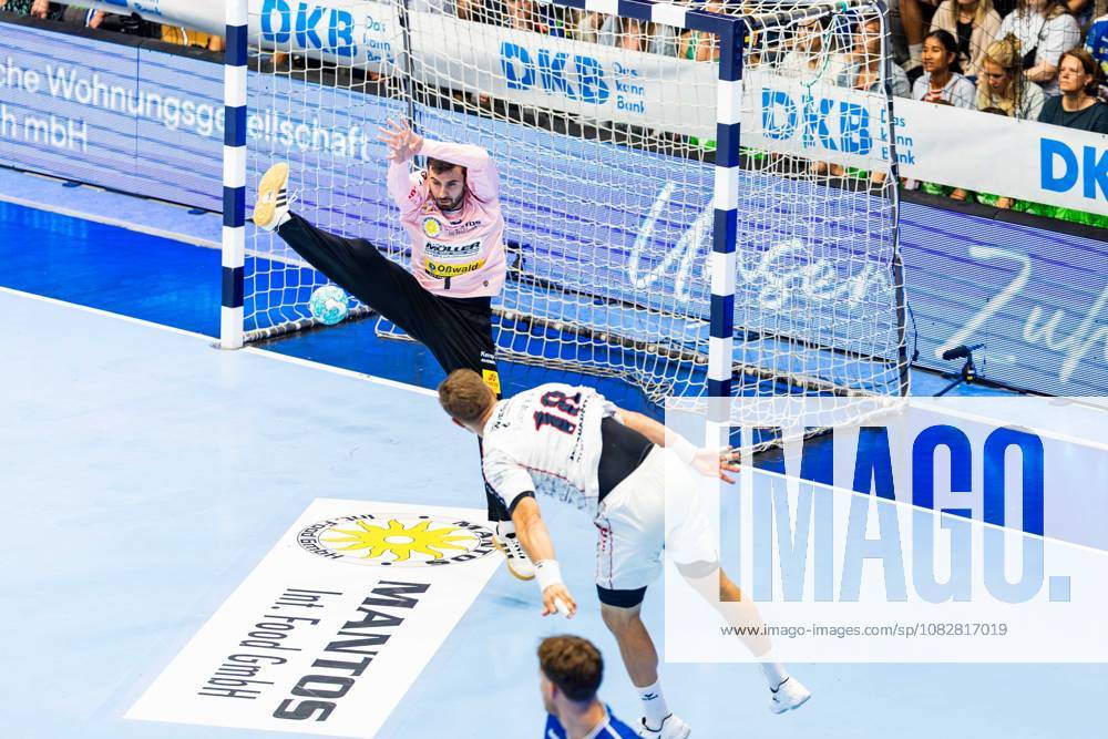 GER, Handball, Maenner, Saison 26 27, Opel 1.Bl, 4.Spieltag, ThSV Eisenach - SG BBM Bietigheim Fabian Wiederstein (SG BBM Bietigheim), Matija Spikic (ThSV Eisenach,1) 99817 Eisenach Werner-Assmann-Halle Am Sportp Thueringen Deutschland
