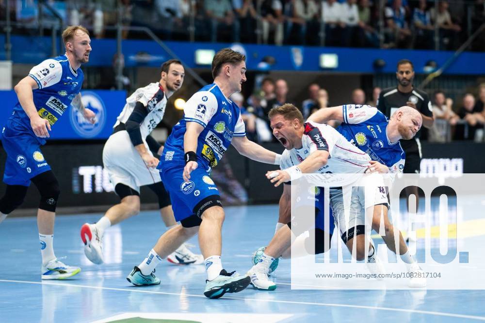 Handball Opel Handball 1. Bundesliga Saison 2026 - 2027 Werner Assmann Halle 4. Spieltag ThSV Eisenach - G BBM Bietigheim im Foto: Torhüter Peter Walz 14 (ThSV Eisenach) im Zweikampf mit Fabian Wiederstein 18 (SG BBM Bietigheim) ( Deutschland Thueringen Eisenach