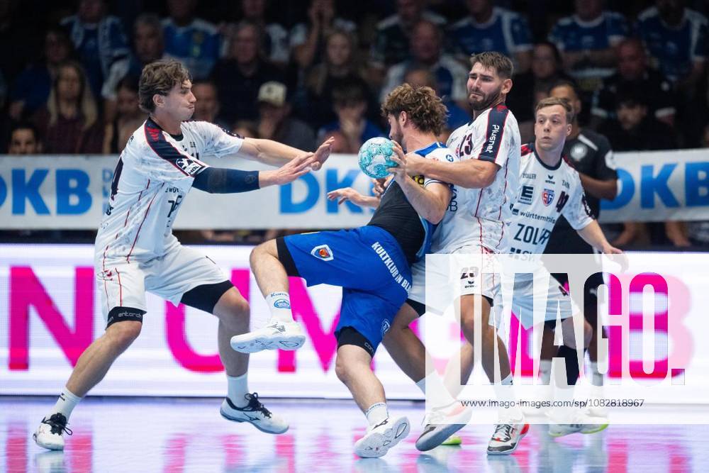 Handball Opel Handball 1. Bundesliga Saison 2026 - 2027 Werner Assmann Halle 4. Spieltag ThSV Eisenach - G BBM Bietigheim im Foto: Stephan Seitz 44 (ThSV Eisenach) im Zweikampf mit Fabian Wiederstein 18 (SG BBM Bietigheim) und Fynn Nicolaus 14 (SG BBM Bietigheim) ( Deutschland Thueringen Eisenach