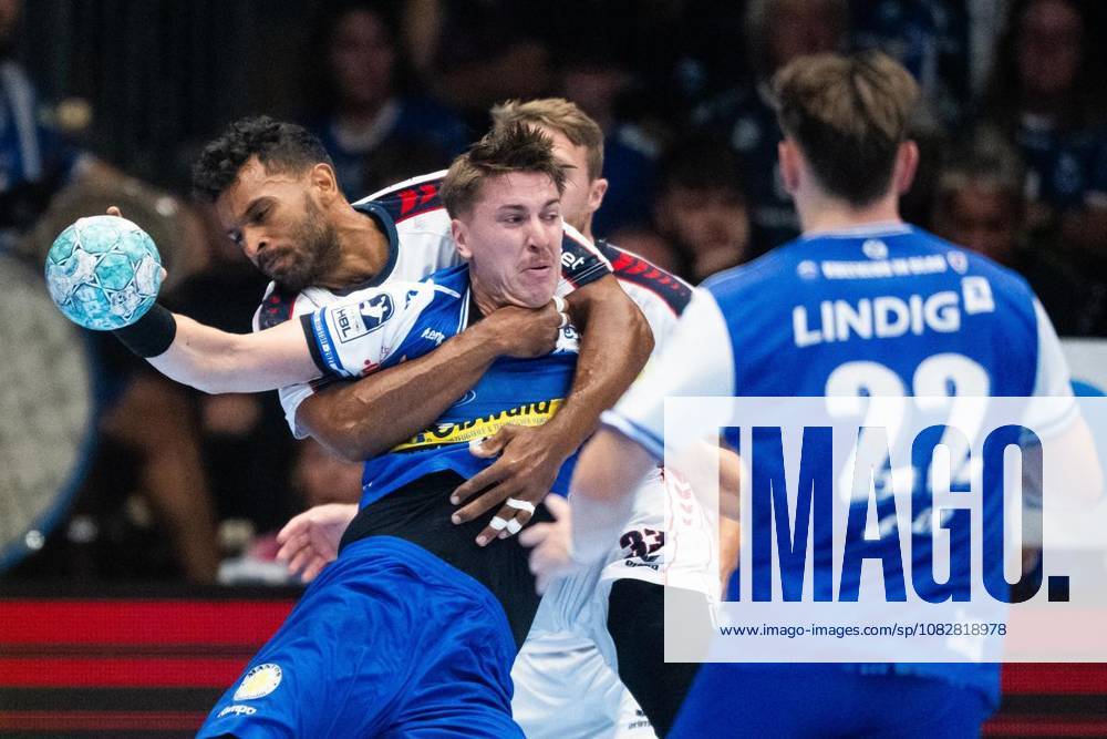 Handball Opel Handball 1. Bundesliga Saison 2026 - 2027 Werner Assmann Halle 4. Spieltag ThSV Eisenach - G BBM Bietigheim im Foto: Oskar Joelsson 3 (ThSV Eisenach)im Zweikampf mit Djibril MBengue 33 (SG BBM Bietigheim) ( Deutschland Thueringen Eisenach