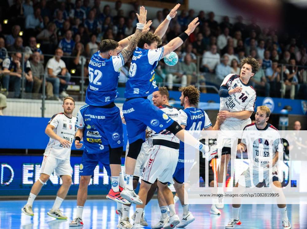 Handball Opel Handball 1. Bundesliga Saison 2026 - 2027 Werner Assmann Halle 4. Spieltag ThSV Eisenach - G BBM Bietigheim im Foto: Fynn Nicolaus 14 (SG BBM Bietigheim) im Zweikampf mit Tillman Leu 99 (ThSV Eisenach) und Justin Kurch 52 (ThSV Eisenach) ( Deutschland Thueringen Eisenach