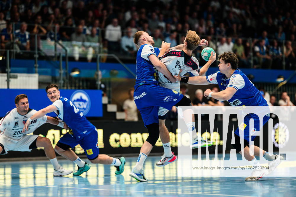 Mathias Rohde Larson (SG BBM Bietigheim, 44) kommt in die Mangel von Dominik Solak (ThSV Eisenach, 30), Tillman Leu (ThSV Eisenach, 99). GER, ThSV Eisenach gegen SG BBM Bietigheim, 1. Opel Handballbundesliga, Handball, 4.Spieltag, Saison 2026 2027, 19.00 Uhr, 10.09.2026 GER, ThSV Eisenach gegen SG BBM Bietigheim, 1. Opel Handballbundesliga, Handball, 4.Spieltag, Saison 2026 2027, 19.00 Uhr, 10.09.2026 Eisenach