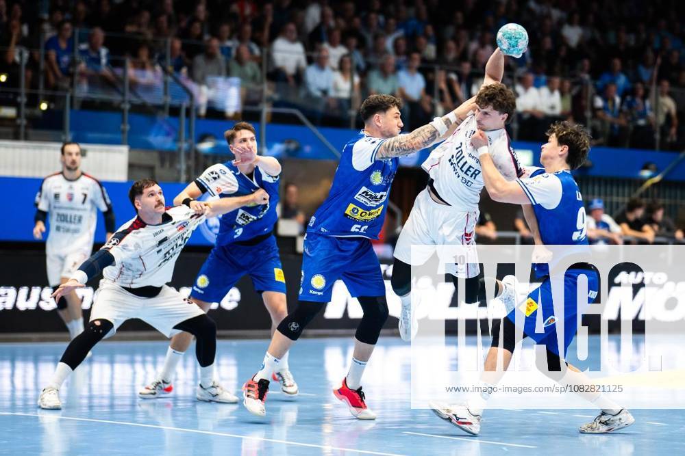 Handball Opel Handball 1. Bundesliga Saison 2026 - 2027 Werner Assmann Halle 4. Spieltag ThSV Eisenach - G BBM Bietigheim im Foto: Justin Kurch 52 (ThSV Eisenach) im Zweikampf mit Tillman Leu 99 (ThSV Eisenach) im Zweikampf mit Jonaš Josef 10 (SG BBM Bietigheim) ( Deutschland Thueringen Eisenach